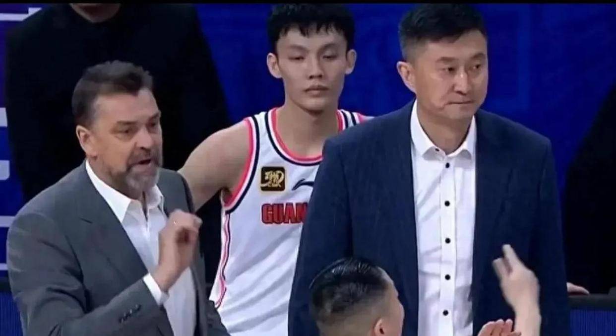 足球罚牌数
_正式官宣足球罚牌数
，广东男篮VS上海G3开球时间敲定CCTV5直播杜峰变阵争胜