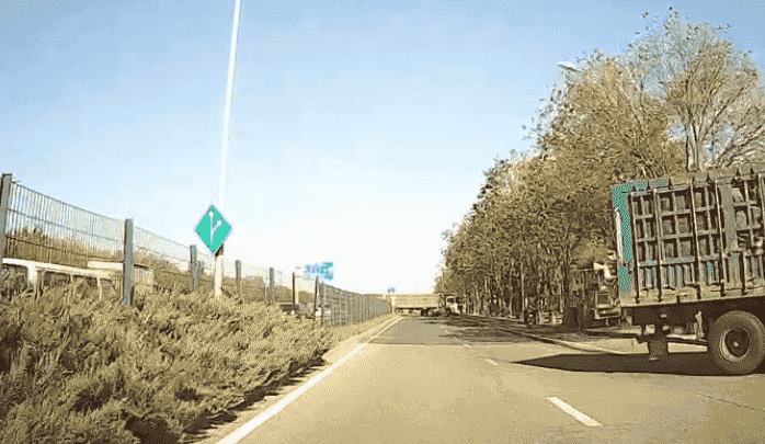 皇冠信用网去哪里弄_吓得手直抖皇冠信用网去哪里弄!两货车在北京高速出口突然逆行掉头!