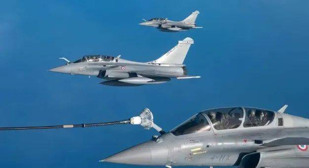 正版皇冠信用网开户_地面战斗爆发正版皇冠信用网开户,国产VT-4坦克迎来首战:SH-15卡车炮全线碾压印军