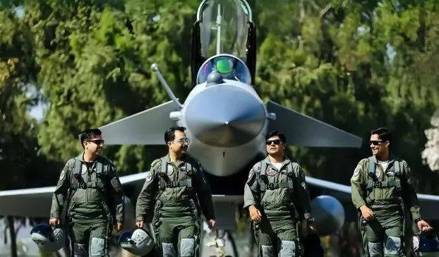 正版皇冠信用网开户_地面战斗爆发正版皇冠信用网开户,国产VT-4坦克迎来首战:SH-15卡车炮全线碾压印军