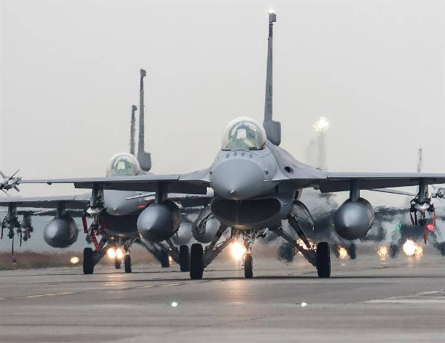 皇冠信用网需要押金吗_印被中式武器打服皇冠信用网需要押金吗,解放军发布歼10C大片,绿媒点赞,民进党沉默