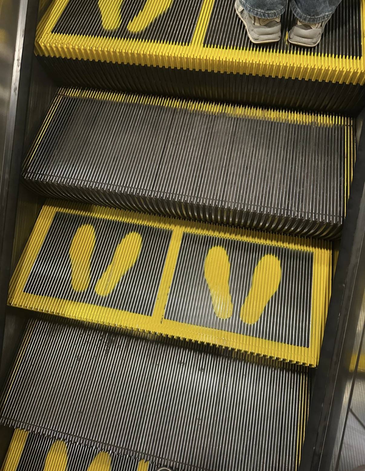 正版皇冠信用网出租_不必“左行右立”正版皇冠信用网出租!北京地铁扶梯上多了两只黄色脚印