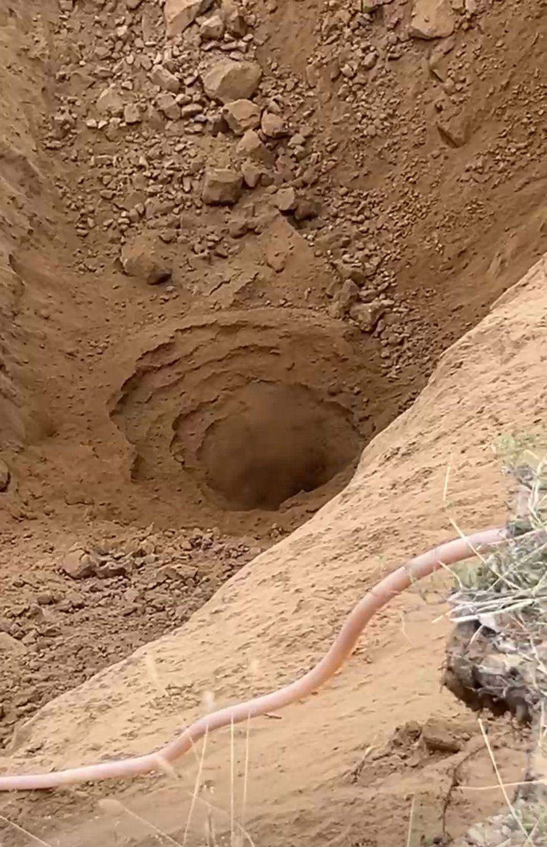 皇冠信用网登2代理_内蒙古一地塌陷形成巨大“天坑”皇冠信用网登2代理，坑底不断往外喷土，专家分析系“砂涌”，当地政府人员：具体原因正在调查