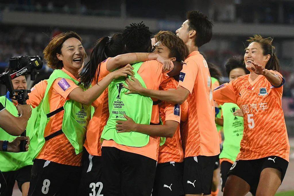 皇冠信用代理出租_亚洲之巅!武汉女足皇冠信用代理出租,捧起首座亚冠金杯!