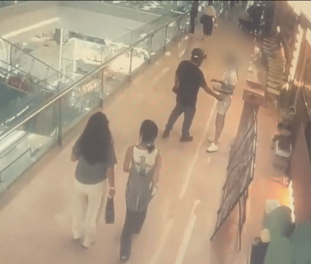 正版皇冠信用网_襄阳女店员迎客时疑被路过男子伸手性骚扰正版皇冠信用网，店长冲出第一时间制服，当地：男子已被行拘