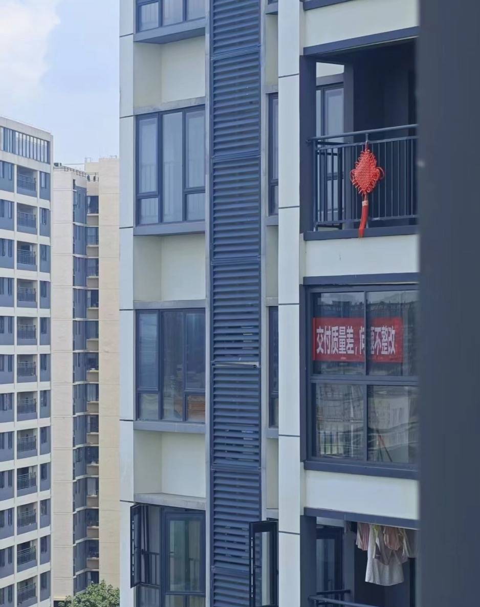 皇冠信用盘登3_广州一小区有住户阳台挂横幅抗议“天价”停车费皇冠信用盘登3,回应:每月450元,属正常价格