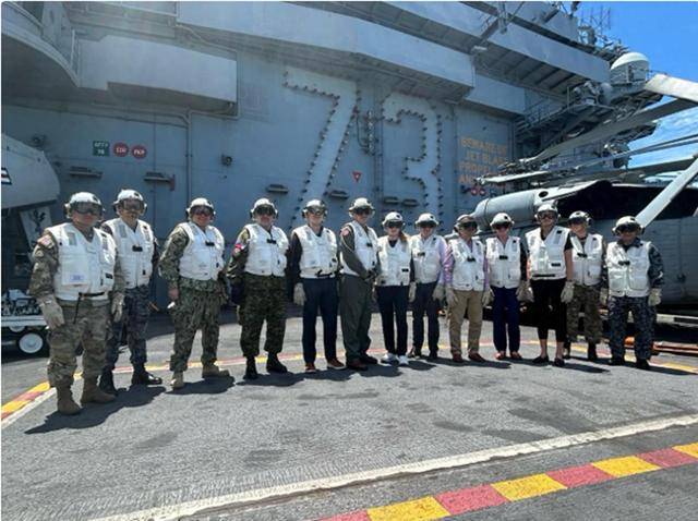 皇冠信用盘结算日_轰6K+歼16+054A合围皇冠信用盘结算日,美航母南海秒怂,毛主席战略今天仍适用