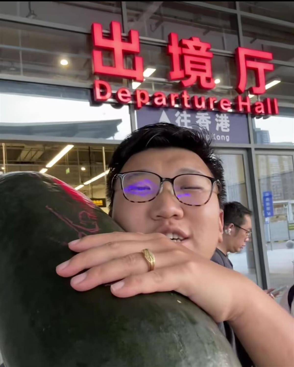 皇冠信用网平台_男子在深圳购买28斤重的冬瓜带回香港皇冠信用网平台,给3个月大的女儿当避暑玩具