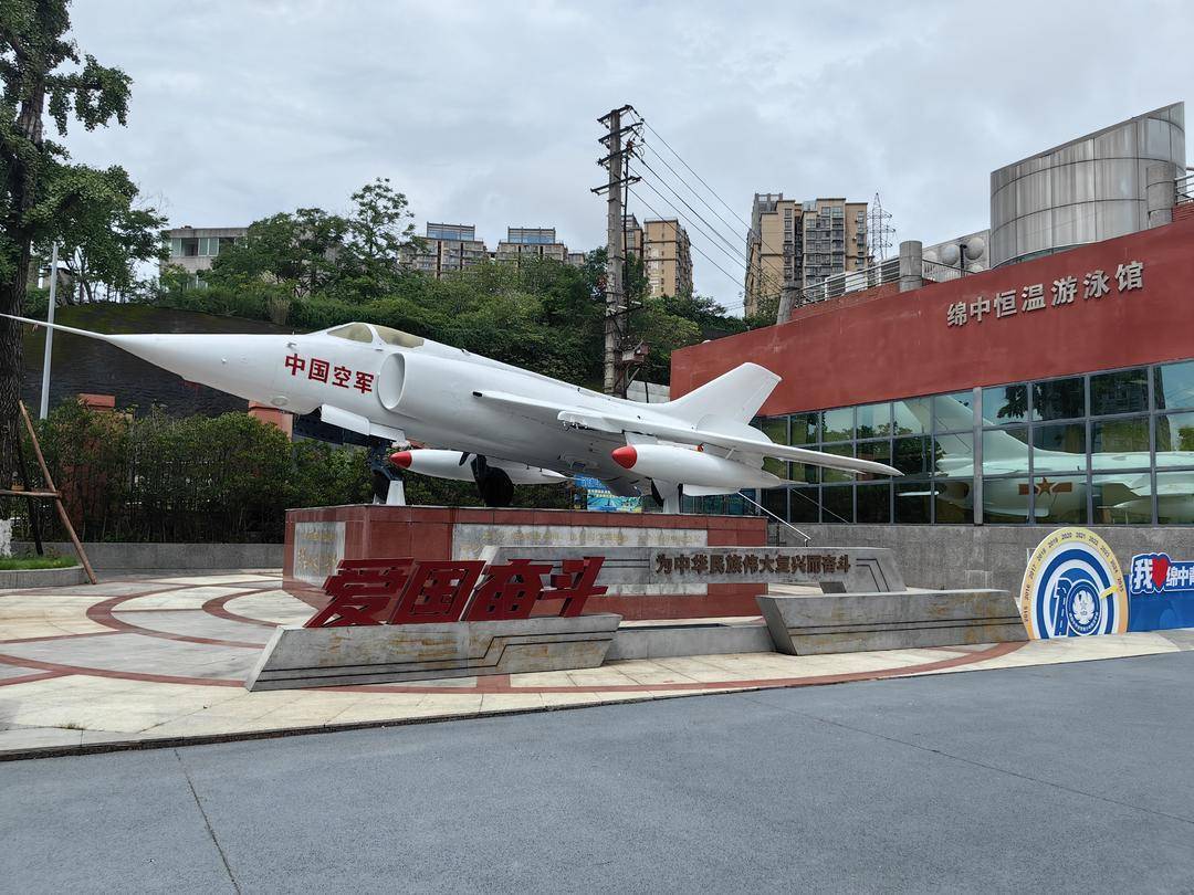 美国足球
_人数全国第一美国足球
!绵阳中学40余人被录取为空军飞行学员