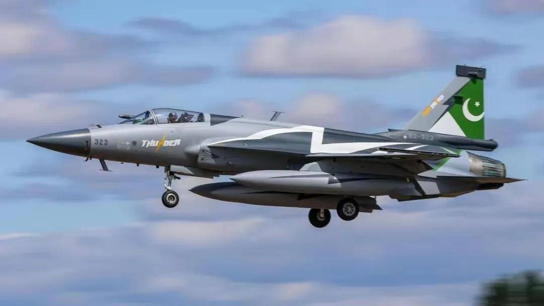 皇冠信用網最新地址_横跨6000千米!“枭龙”带胜利凯旋皇冠信用網最新地址,降落英国,“阵风”还不配上桌?