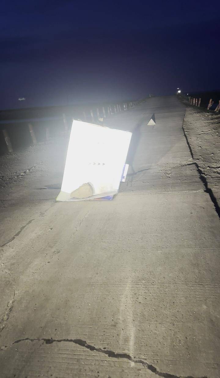 皇冠信用网
_夜晚开车遇大坑皇冠信用网
，内蒙古一对夫妻往返20余公里布置“警示牌”