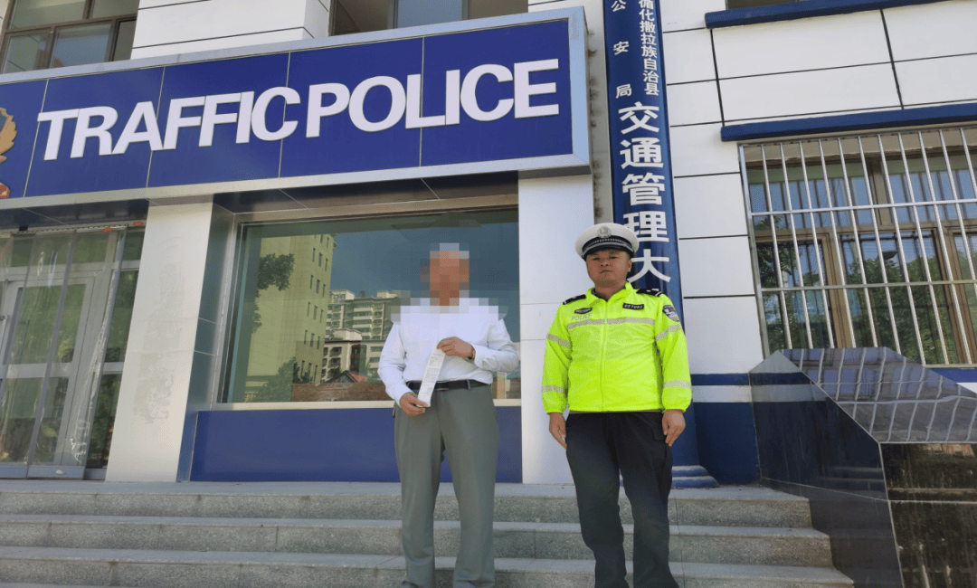 如何代理皇冠信用網_惊险如何代理皇冠信用網!青海一女童竟端坐在行驶中的轿车车顶!