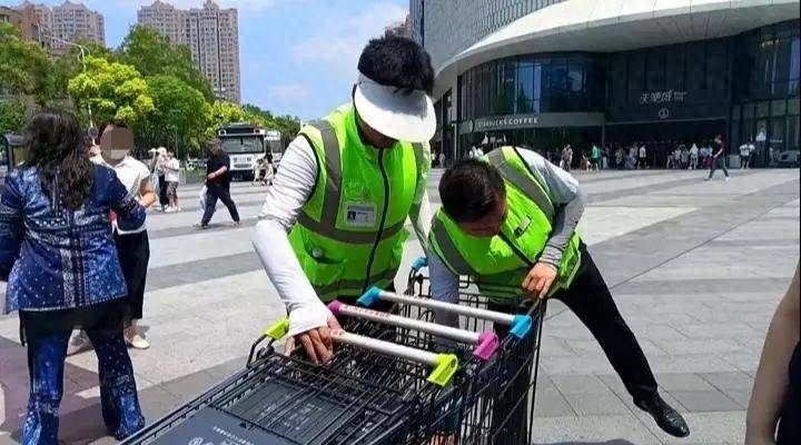 皇冠信用网会员开户申请_胖东来回应给员工配备空调服:因室外气温较高皇冠信用网会员开户申请,专为外勤人员发放