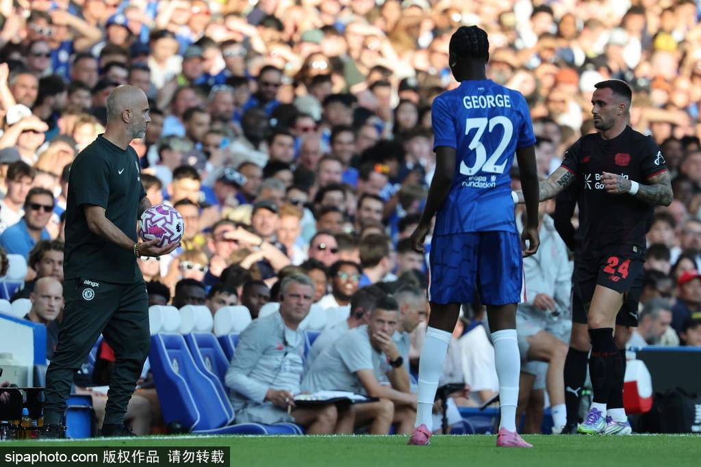 切尔西vs水晶宫
_错失绝杀！桑托斯无人防守打门离谱高出切尔西vs水晶宫
，场边的马雷斯卡抱头无奈