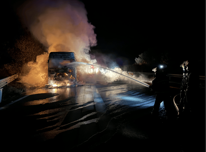 阿拉伦斯vs安提瓜_司机往后视镜一看阿拉伦斯vs安提瓜，糟了！670万元货物“葬身火海”