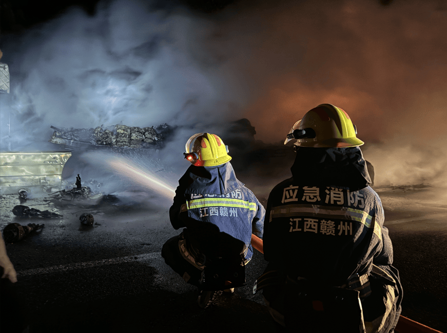 阿拉伦斯vs安提瓜_司机往后视镜一看阿拉伦斯vs安提瓜，糟了！670万元货物“葬身火海”