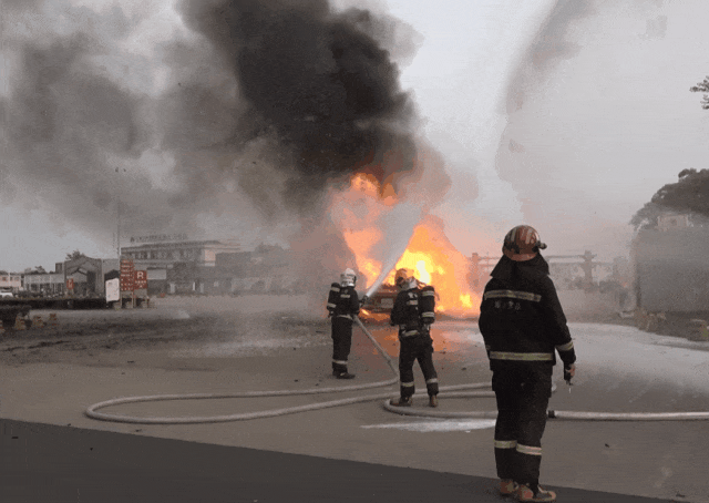 阿拉伦斯vs安提瓜_司机往后视镜一看阿拉伦斯vs安提瓜，糟了！670万元货物“葬身火海”