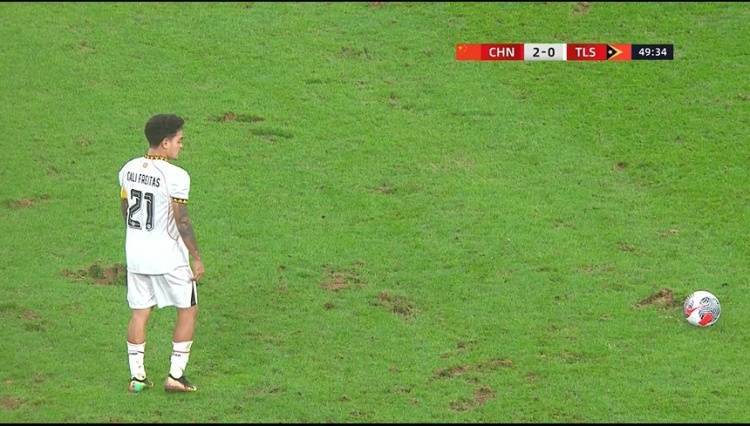 桑德维肯斯vs奥雷布洛_马德兴评U22国足比赛场地：能用吗桑德维肯斯vs奥雷布洛？这种场地联赛都没考验过