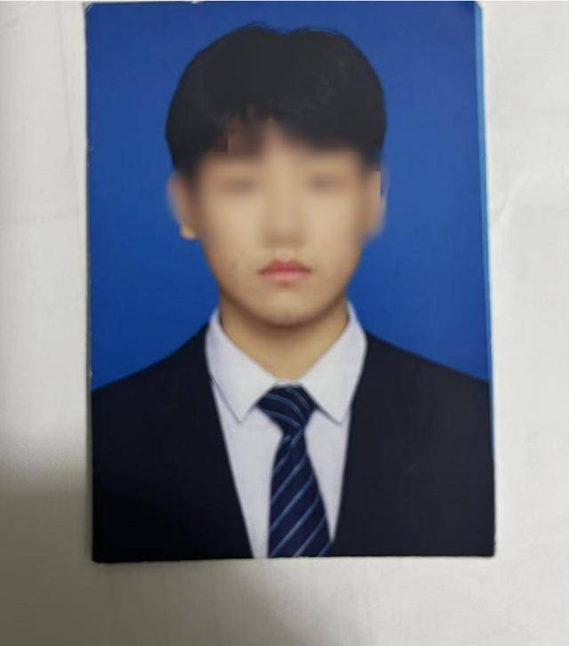 洛克达尔vs黑镇市_江西一高校21岁男生宿舍玩手游晕倒猝死洛克达尔vs黑镇市，家属质疑校方急救措施不到位，校方回应