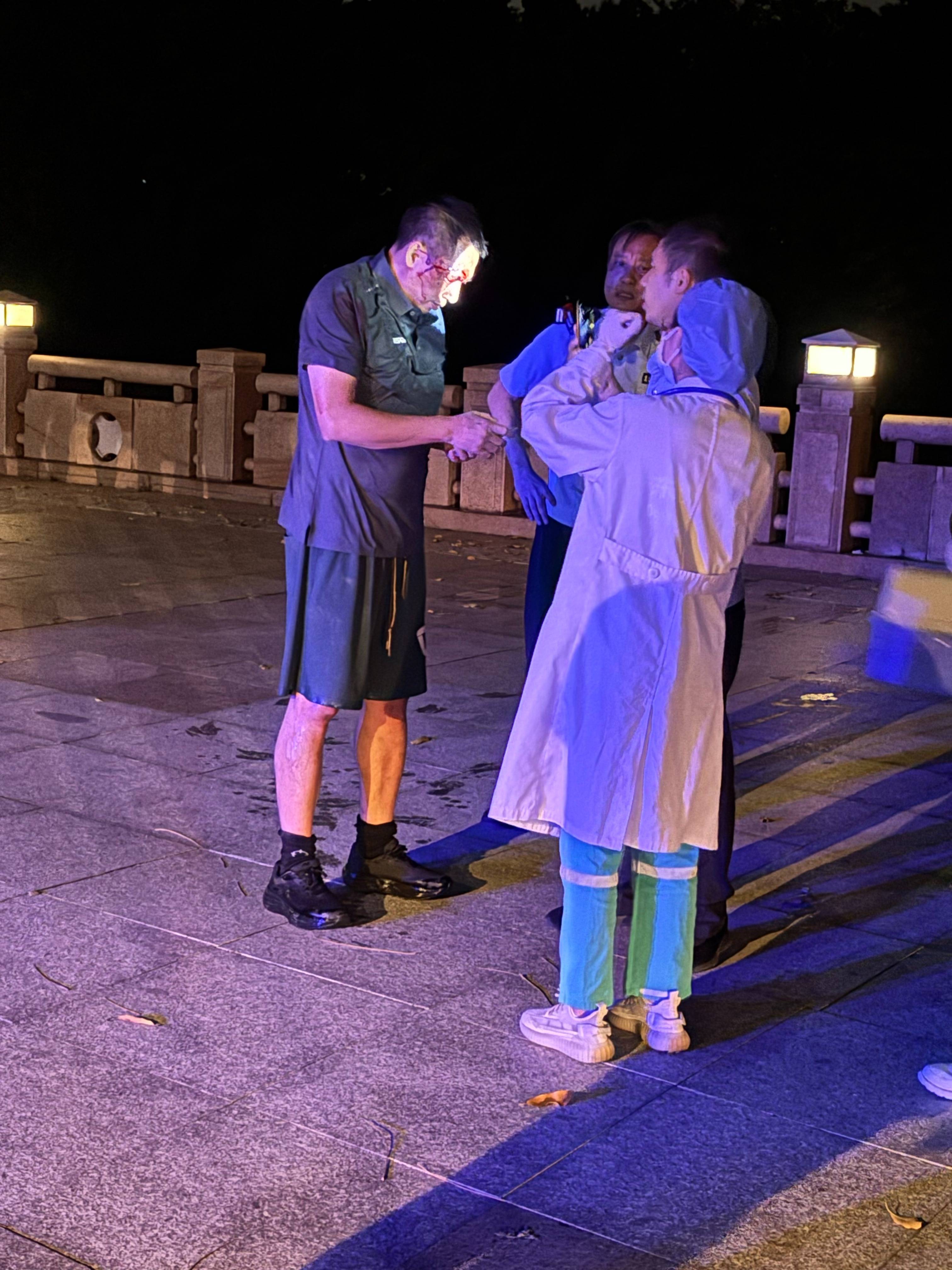 乌兹别克U23 vs斯里兰卡U23_“有人吗?”东莞女子中元节深夜遛狗突传呼唤声乌兹别克U23 vs斯里兰卡U23,“全程令人不安”,原是夜跑者求救