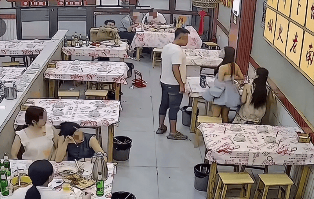 体育皇冠信用網_警方通报：闵某某（男体育皇冠信用網，34岁）吃夜宵时摸女子头部发生纠纷，行拘！