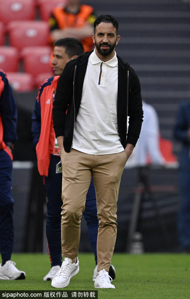 足球平台出租代理_卡塞米罗被罚下足球平台出租代理，曼联英超首位半场进球后红牌球员的背后故事