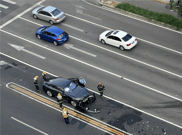 皇冠代理登录地址_陈震谈劳斯莱斯车祸后续:对方为网约车皇冠代理登录地址,已联系到伤者家属,会全力支付应该负担的赔偿