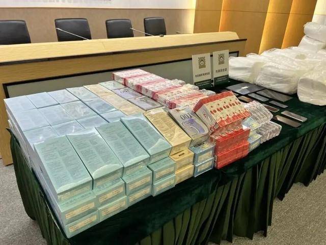 皇冠足球平台代理
_卖淫集团被端皇冠足球平台代理
,120人落网!查获安全套超10000个