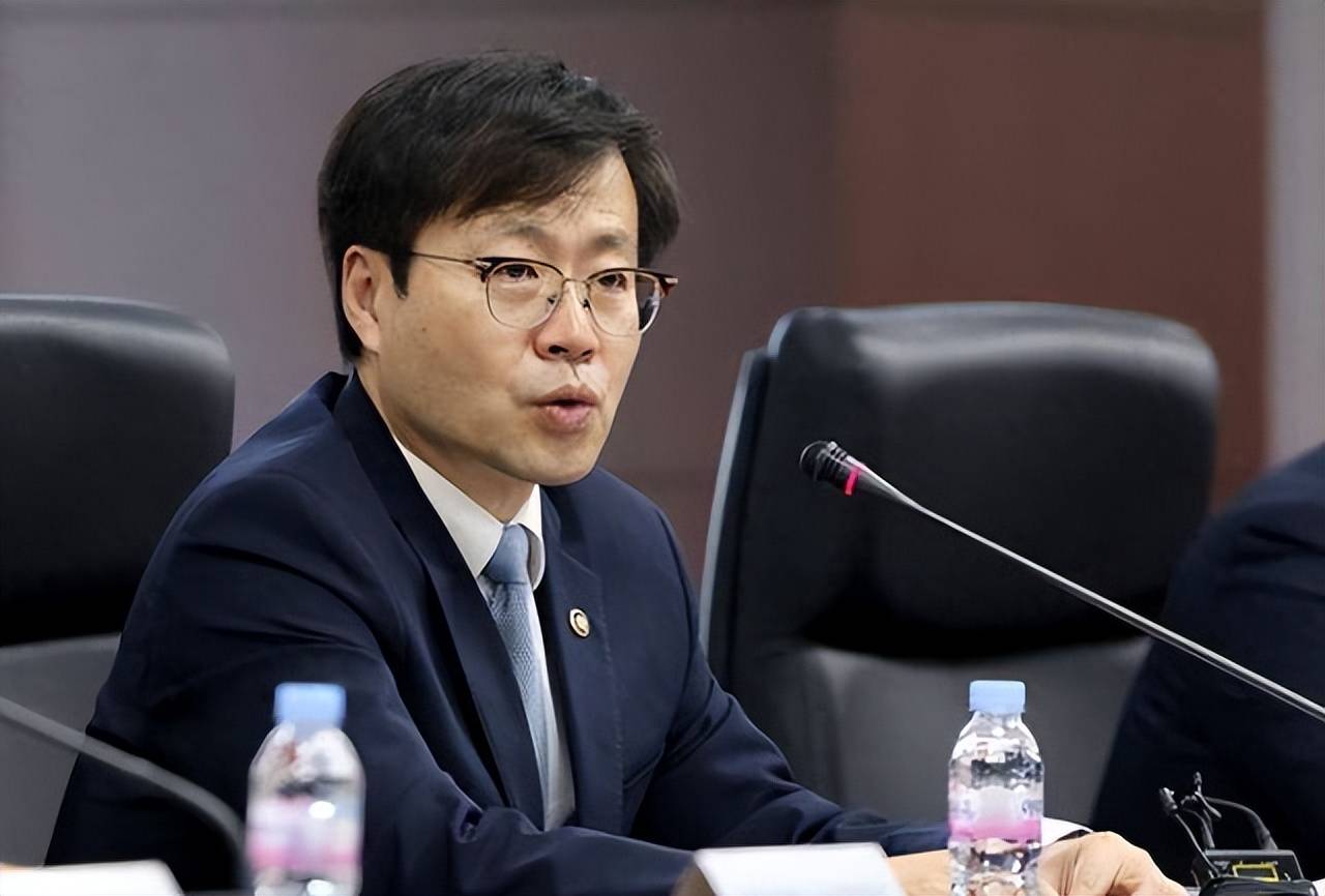 皇冠信用网开号
_李成钢接到韩国紧急来电皇冠信用网开号
，已被中国的反制打疼，主动联系中方请求解除制裁！