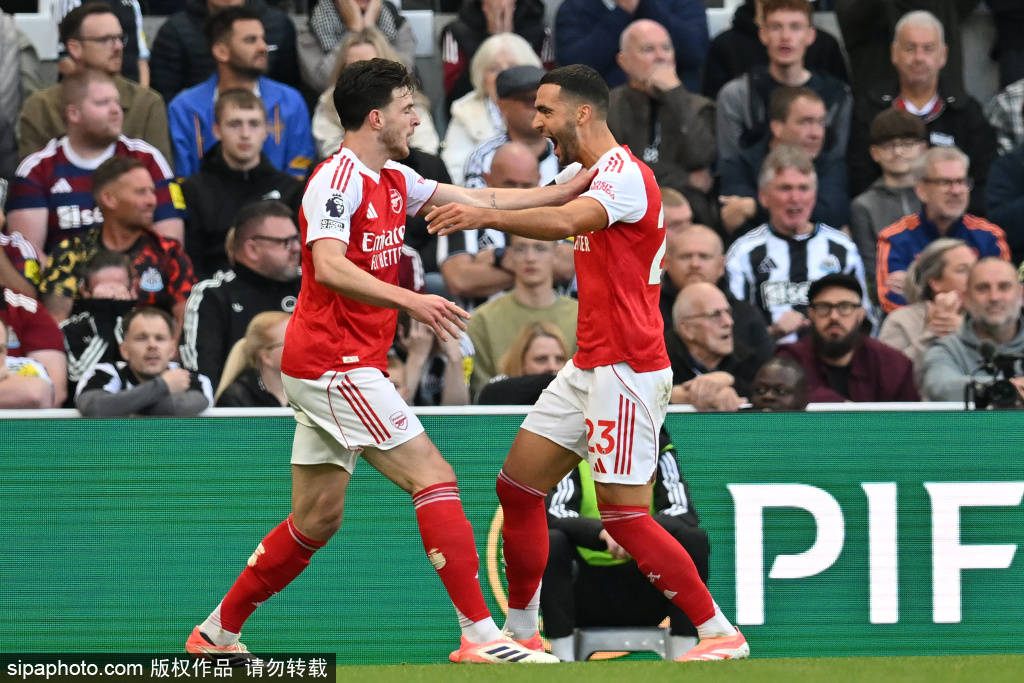 皇冠信用網登1
_蜂王与狼王皇冠信用網登1
！赛后曼联两大新援姆伯莫和库尼亚紧紧拥抱庆祝胜利