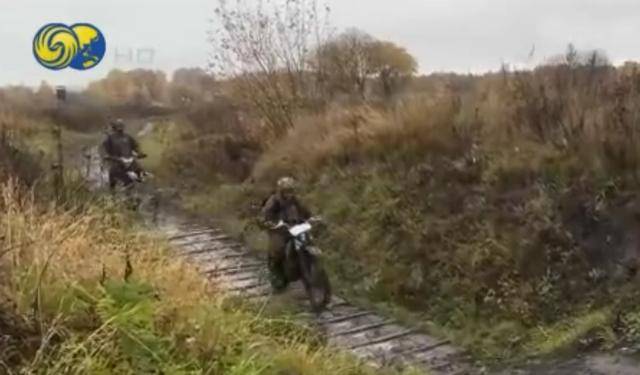 皇冠信用盘注册
_俄军摩托车冲锋队突击红军城：穿插乌军阵地皇冠信用盘注册
，对纵深目标迂回渗透