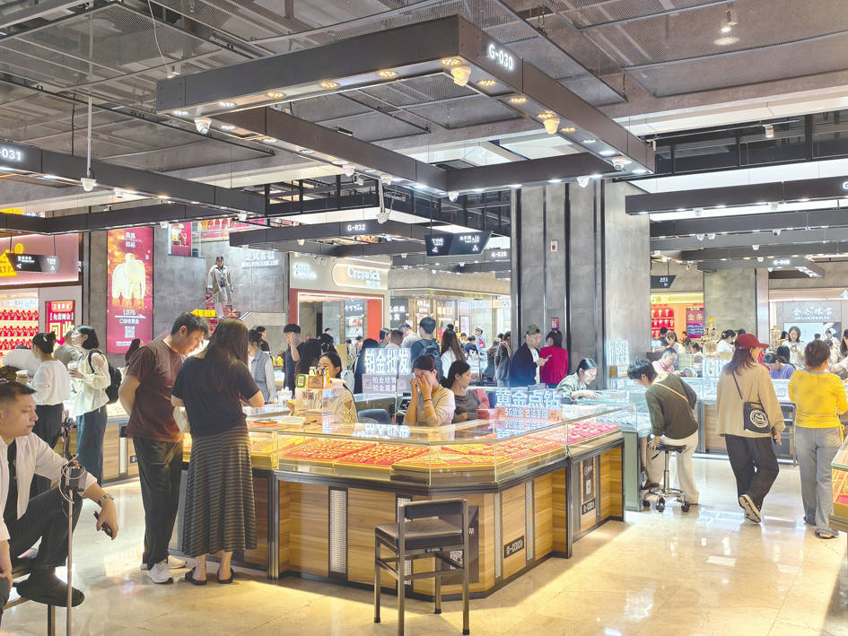 德比郡 vS 赫尔城
_每经记者实地探访深圳水贝：金价每克涨约60元德比郡 vS 赫尔城
，多家金店加价前暂停出货