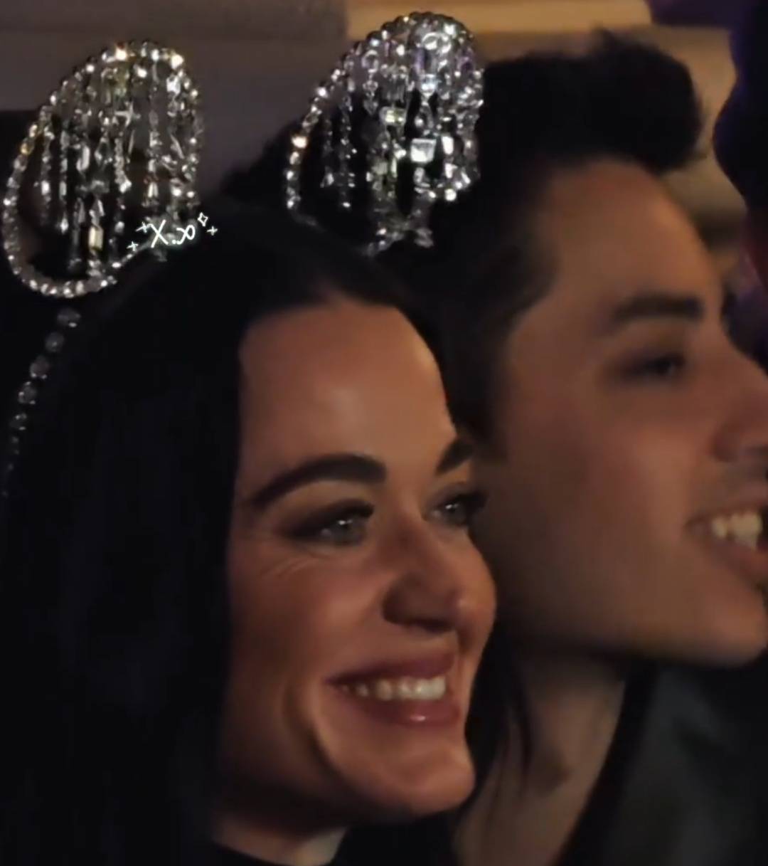 皇冠信用網怎么开通
_知名女歌手在上海迪士尼被偶遇皇冠信用網怎么开通
,见证求婚!“一时不知道谁更幸福”