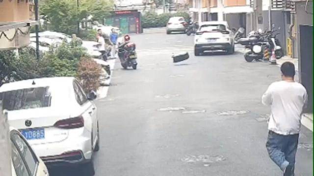 皇冠信用网怎么开户
_砰!浙江女子刚坐进车里皇冠信用网怎么开户
,一把菜刀砸在眼前,随后剪刀又飞来