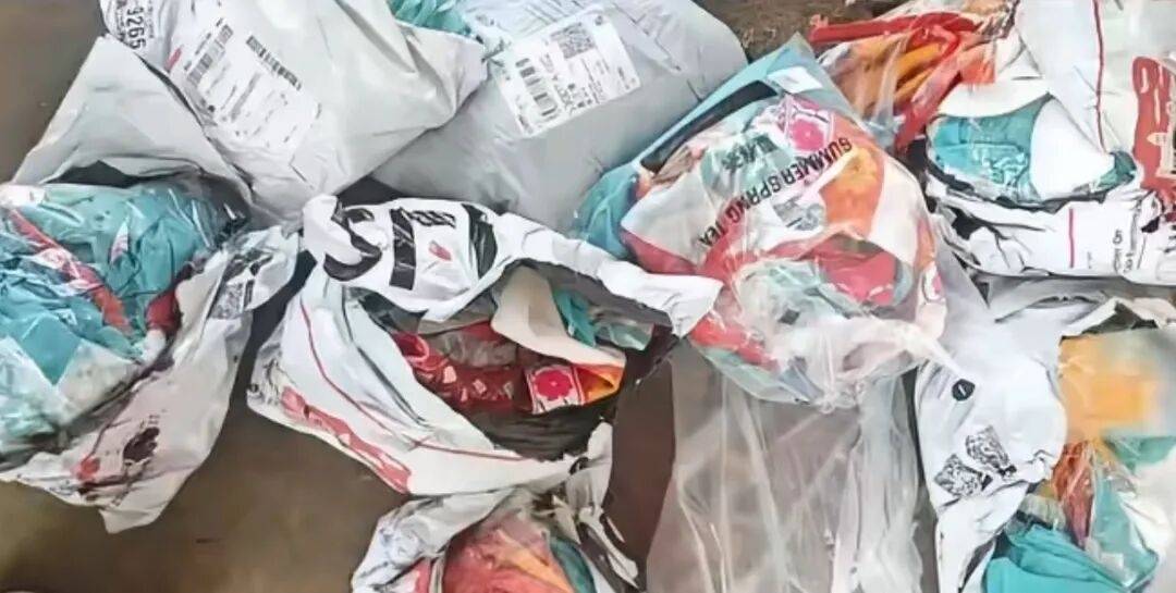 皇冠信用网代理登3_云南一高校学生表演后集体退演出服皇冠信用网代理登3,店主称衣物损坏有异味,校方:已启动调查