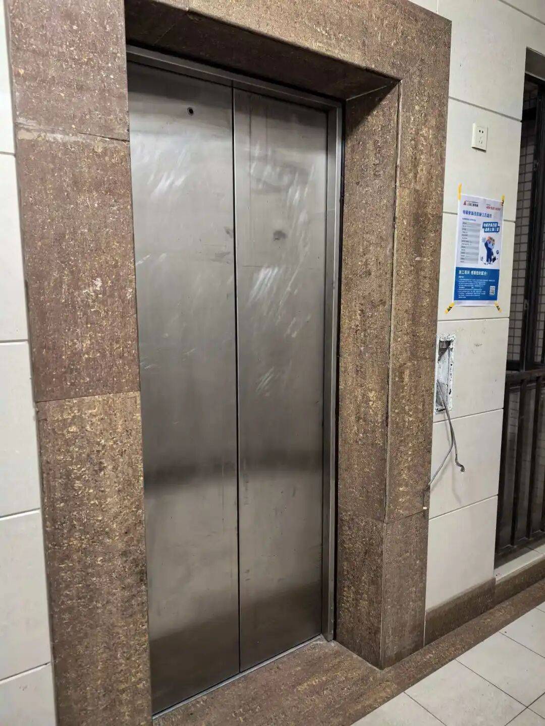 皇冠信用网注册账号_“爬楼爬到膝盖都要废了！”沪上居民楼唯一电梯拆除皇冠信用网注册账号，换新梯竟陷“漫漫苦等”