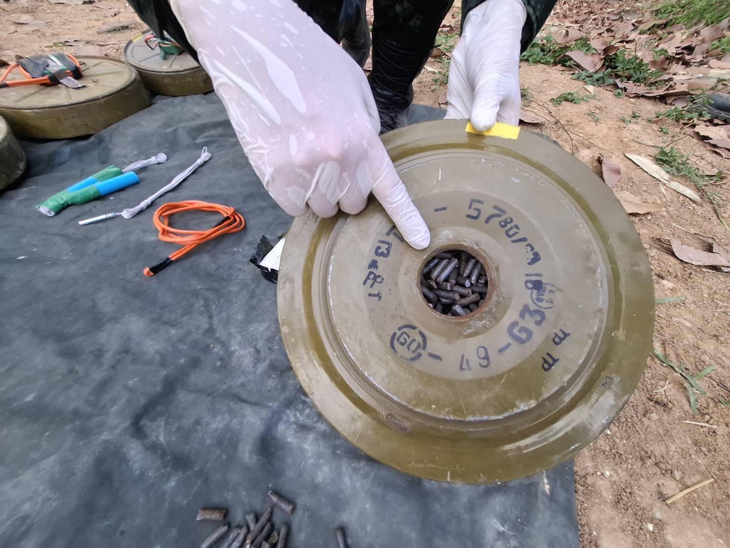 正版皇冠信用网代理_不给洪森父子拼命正版皇冠信用网代理，柬军跑了：泰国缴获中械摆一地，越南武器参战