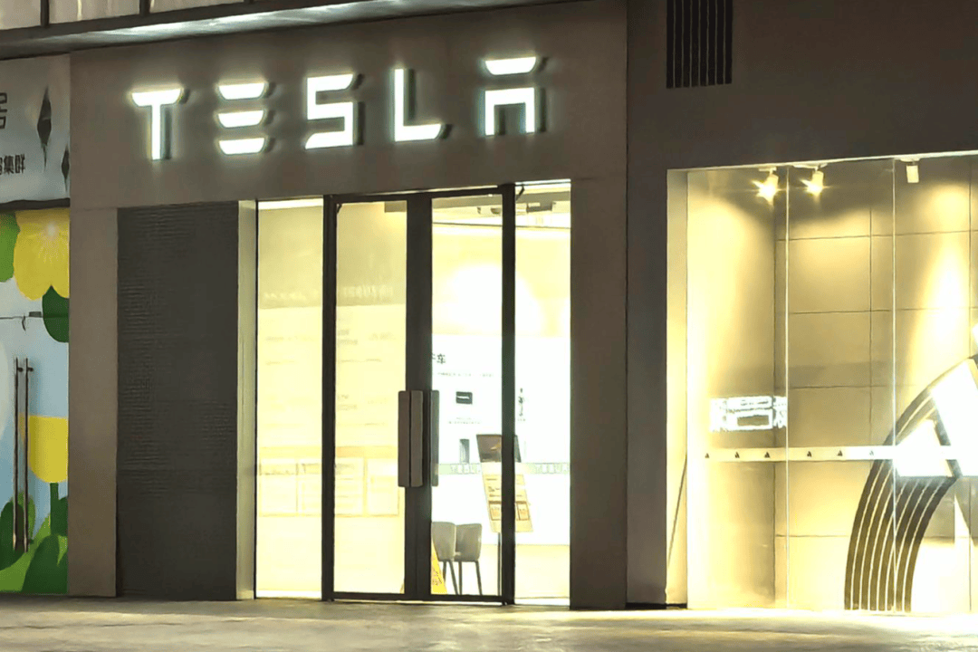 皇冠足球平台申请_四川女子花30余万买特斯拉皇冠足球平台申请,飞到海口提车发现是升级前的“老款”