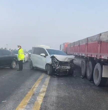 电竞足球代理_开封黄河公路大桥大雾天突发多车连环追尾电竞足球代理,大巴车紧急避险冲上护栏车头悬空险坠河,乘客:车上6人均未受伤,车已被拖至修理厂