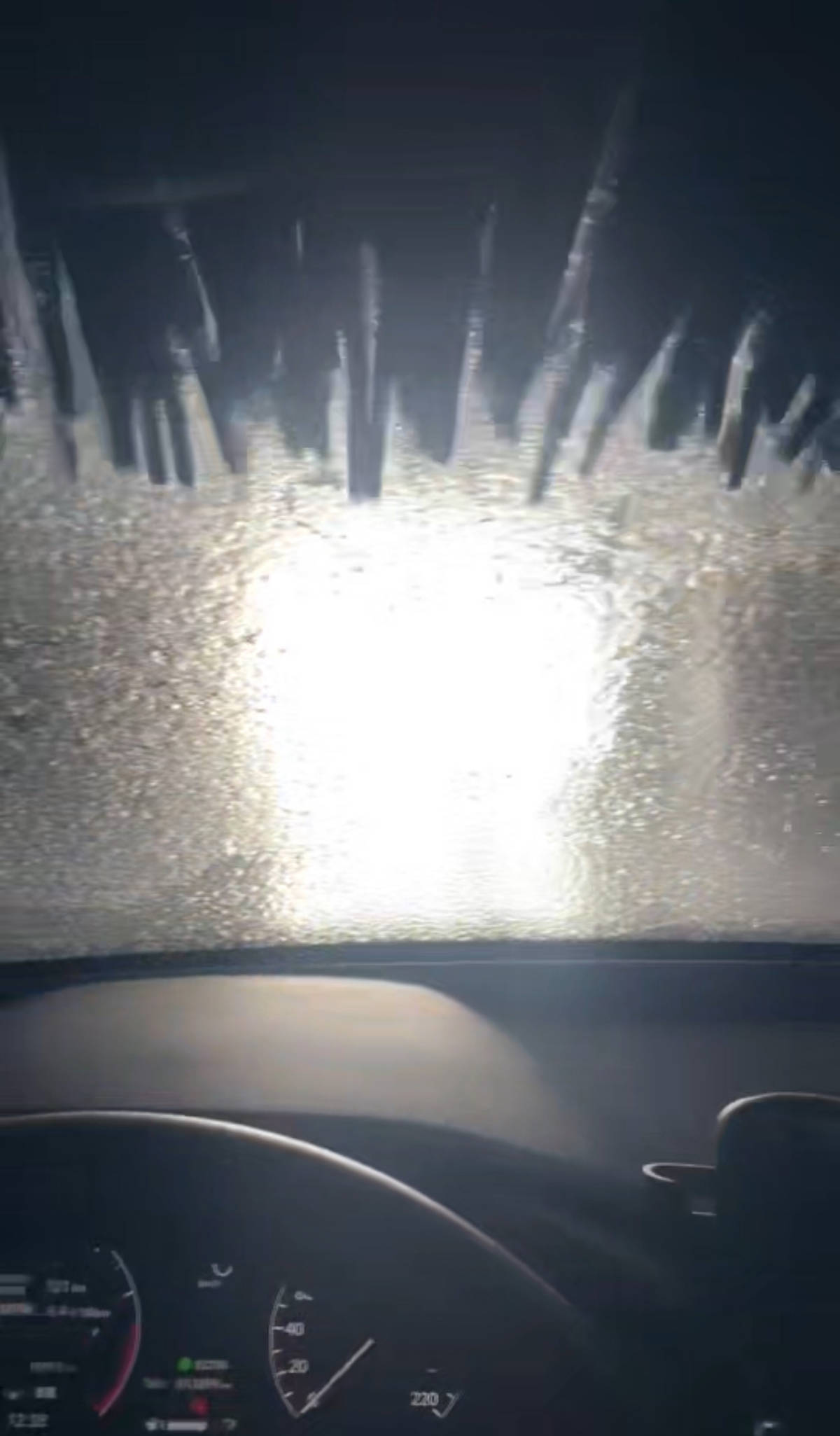 介绍个信用网址多少_沈阳女子零下20℃自助洗车挡风玻璃秒结冰介绍个信用网址多少，当地多家洗车店称会在室内人工冲洗