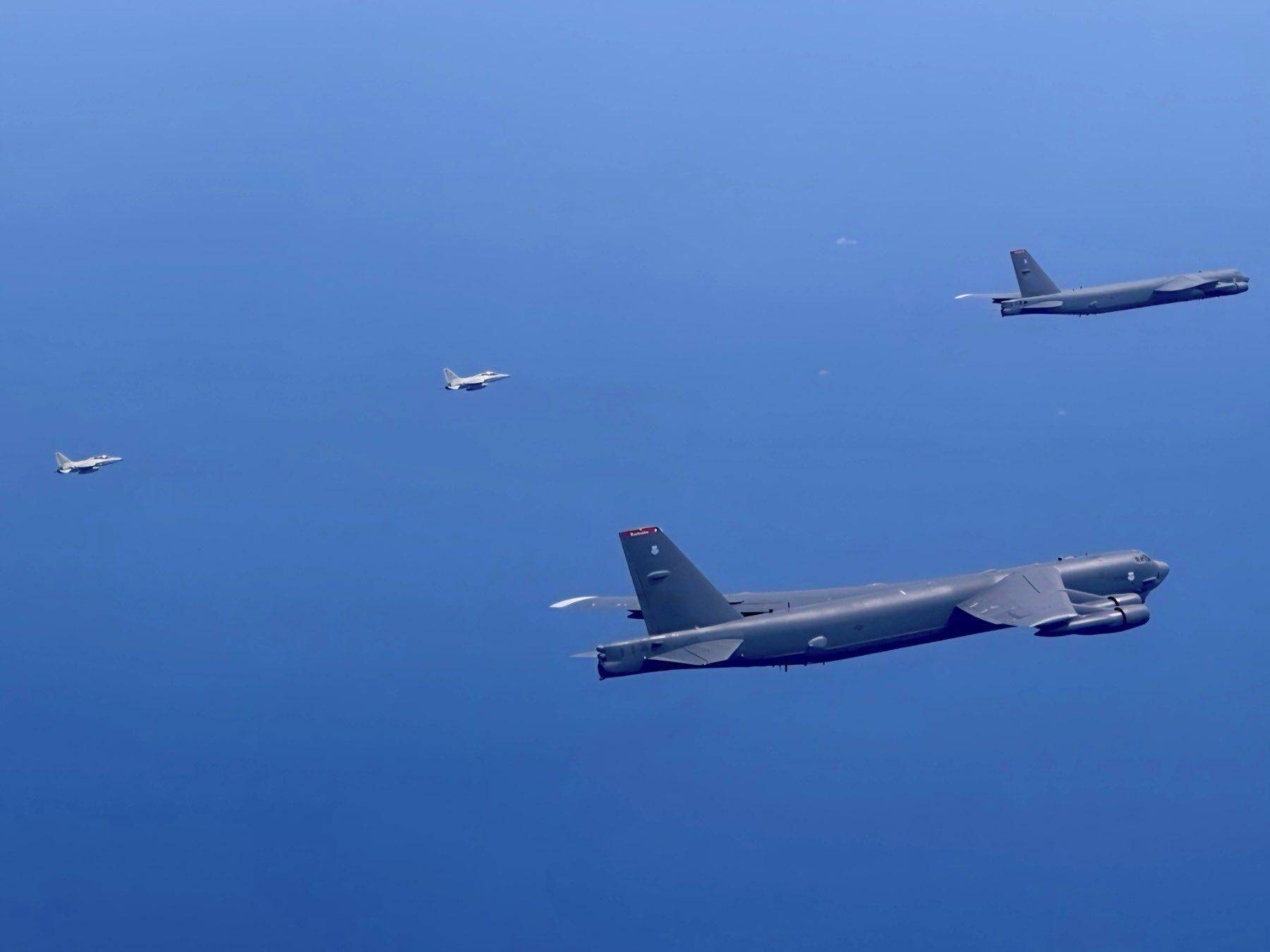 皇冠信用网在线申请_南海发生激烈对峙皇冠信用网在线申请,中国苏30驱离菲律宾侦察机,美军B-52大轰撑腰