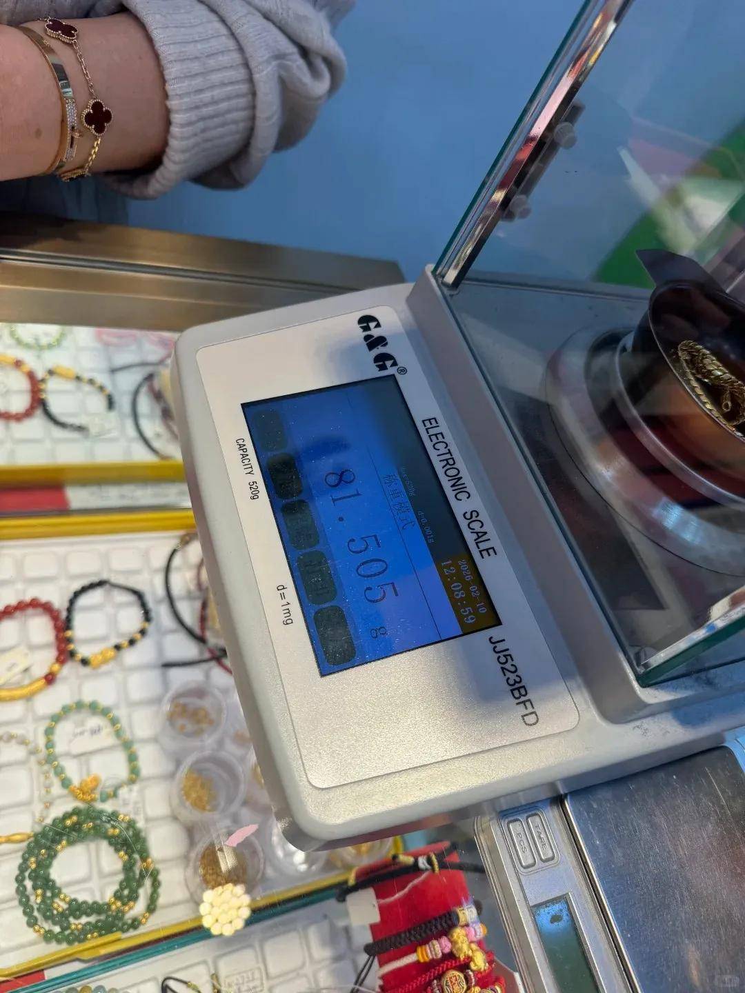 皇冠信用网平台出租_上海一女子将刚买的81.5克近10万元黄金项链遗落在地铁皇冠信用网平台出租!紧急报警……