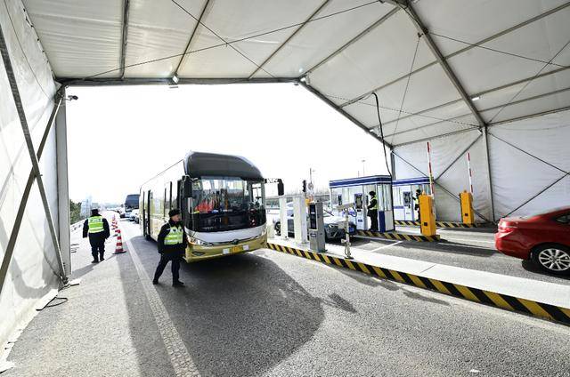 皇冠足球比分
_近6万辆车抵京皇冠足球比分
,通州交警全力保障入京通道畅通