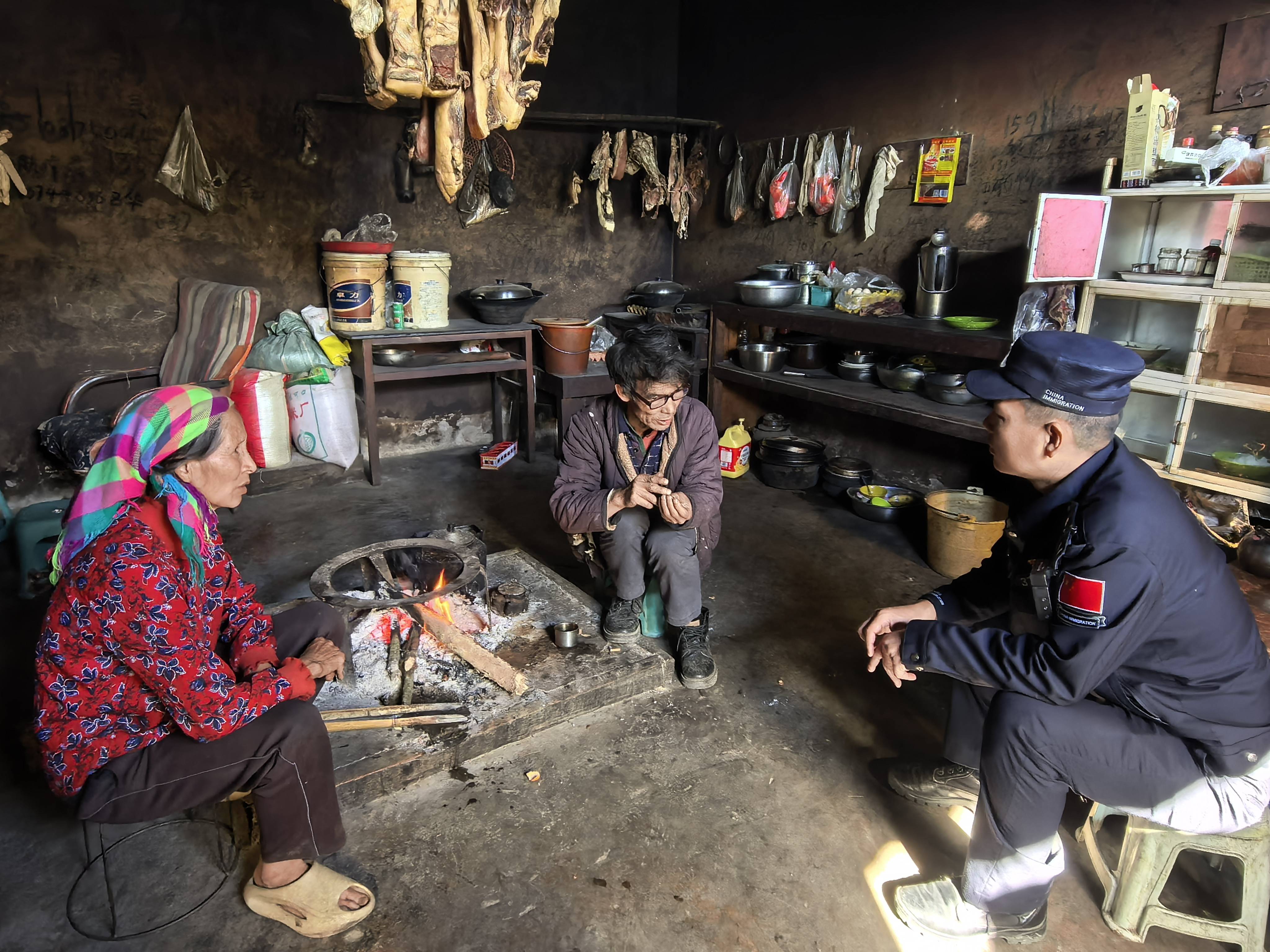 皇冠信用网登3代理 _云南怒江：社区民警“沉”下去 群众满意“提”上来