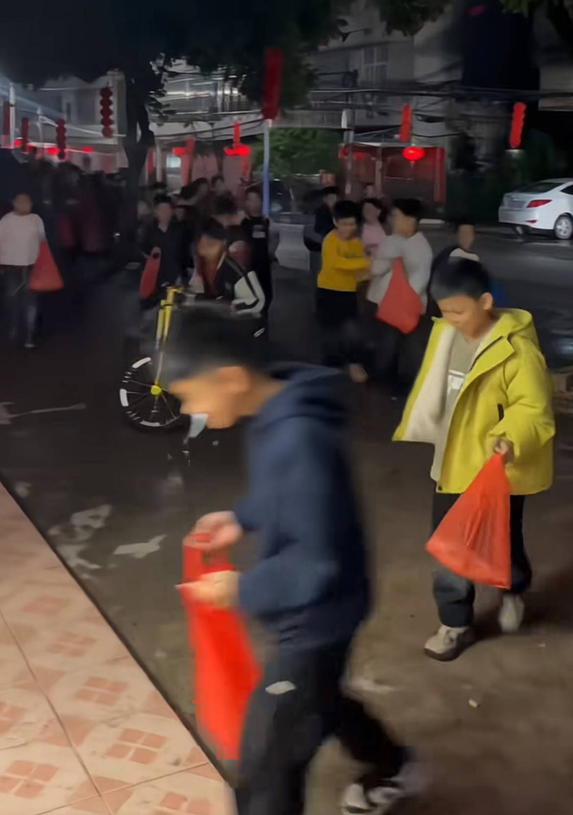 皇冠信用网会员申请网址
_“叔公发烟皇冠信用网会员申请网址
,千子万孙!”广东小朋友蜂拥上门闹元宵年味爆棚,拍摄者:庆祝新婚的习俗