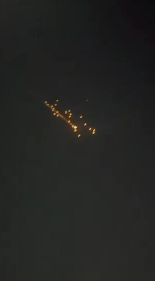 正网皇冠信用网
_破釜沉舟!伊朗发射子母弹猛轰正网皇冠信用网
,击落37架无人机,中东被炸成火海