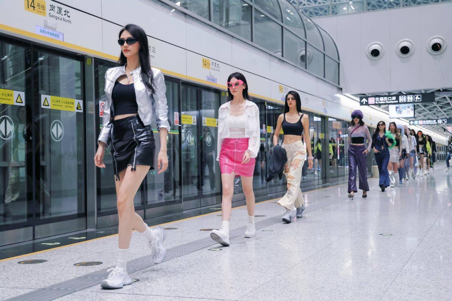 皇冠信用网登1_没看出来皇冠信用网登1!她们穿的竟然是内衣!地铁站里的这场快闪太敢了