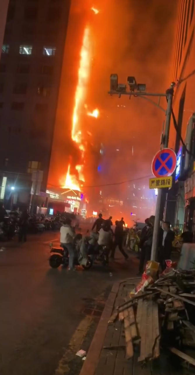 如何代理皇冠信用_记者直击太原大火:起火建筑位于核心商圈如何代理皇冠信用,疑底商烧烤店起火,引燃高楼外立面保温层