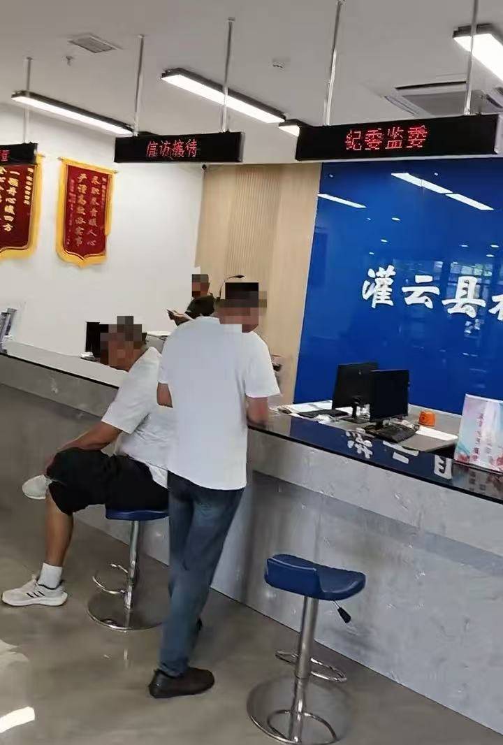 皇冠信用网代理注册_9点了办事窗口咋没人？网友质疑江苏灌云政府部门没人在岗皇冠信用网代理注册，当地回应